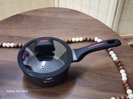 كسرولة جرانيت مع غطاء يد سيلكون