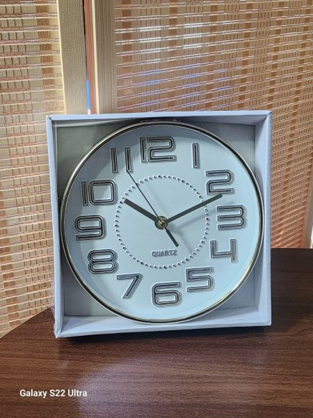 ساعة حائط لميع