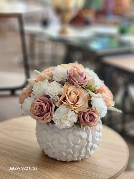 مزهرية جبصين محجر مع ورد