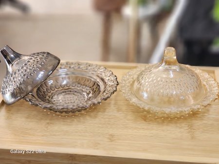 مضيفة تمر زجاج