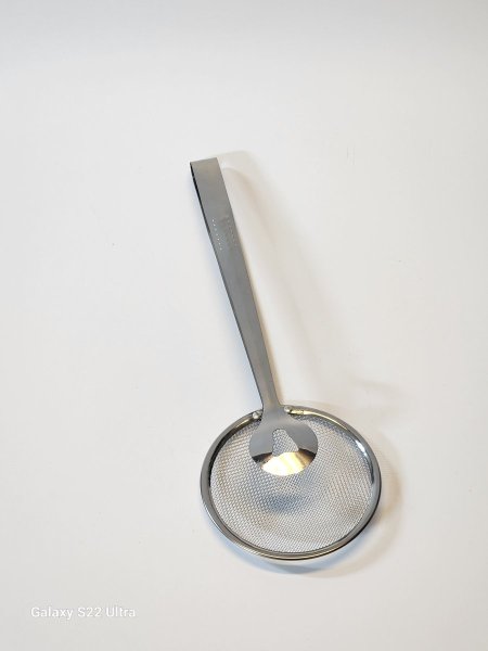 ملقط مع مصفاة ستيل