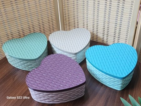 عبلة بلاستيك مقوى شكل قلب مع غطاء