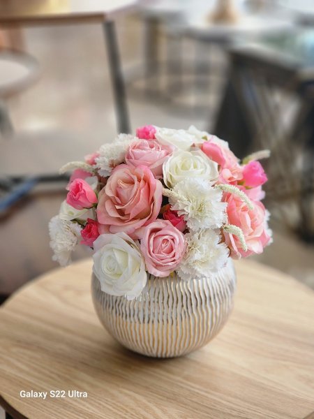 مزهرية زجاج مع ورد