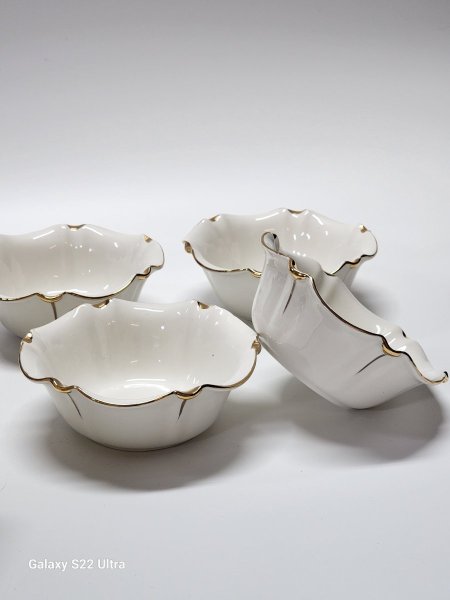 صحون بورسلان ابيض حز بلاتين ذهبي