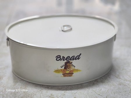 علبة خبز حديد مع غطاء