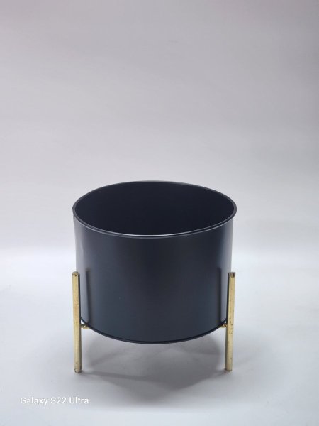 قوار تنسيق معد مطلي اسود مع قاعدة ذهبي