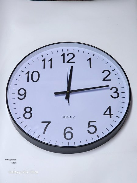 ساعة حائط بلاستيك مقوى لون ابيض اسود قطر 50سم