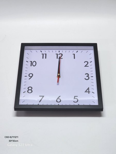 ساعة حائط بلاستيك مقوى لون ابيض اسود 30*30سم