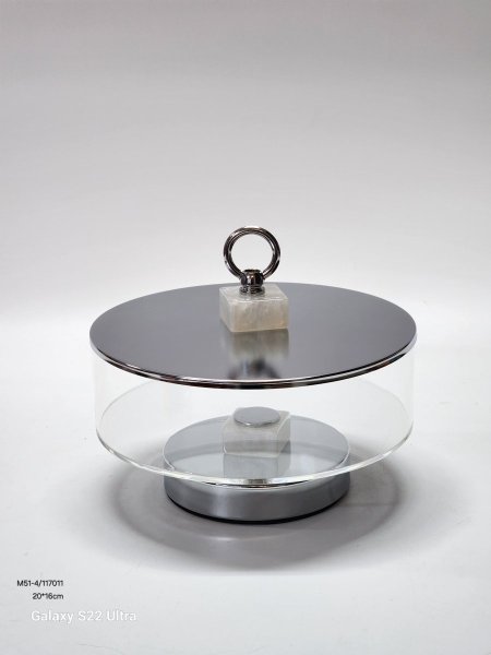 مضيفة أكريلك دائرية مع قاعدة وغطاء معدن 20*16سم