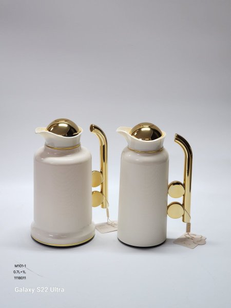 طقم براد بلاستيك مقوى 1لتر +0.70لتر يد وغطاء لون ذهبي