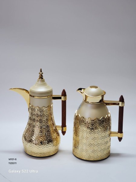 طقم براد قهوة /شاي بلاستيك مقوى لون ذهبي يد خشبي