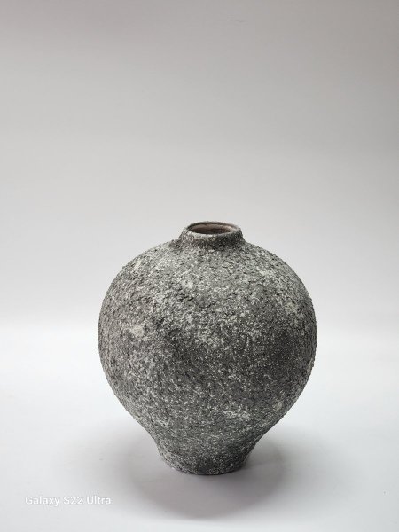 مزهرية حجر رمادي ملمس خشن