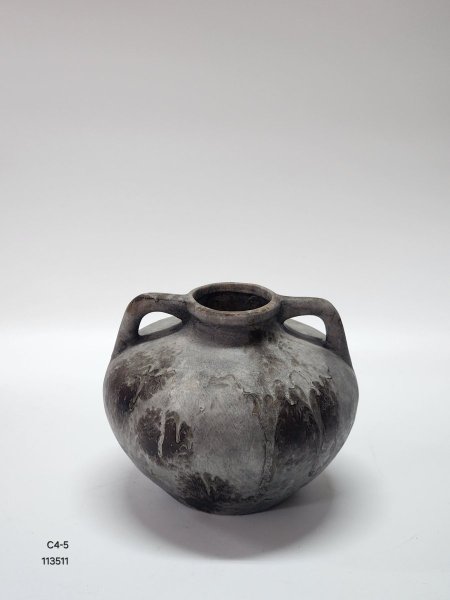 مزهرية حجر اسود دائرية مع يد