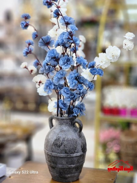 مزهرية حجر مع ورد