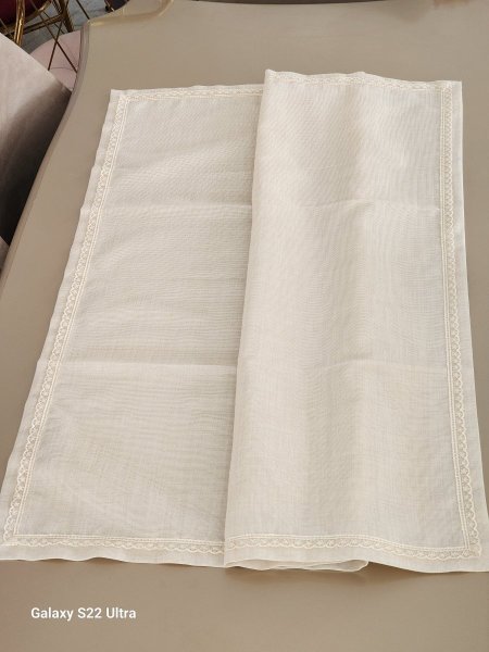 شرشف طاولة مربع قماش لون بيج اطار دانتيل 100*100سم