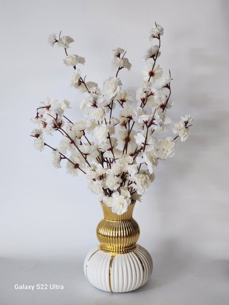 مزهرية زجاج ابيض محزز ذهبي مع ورد نوار