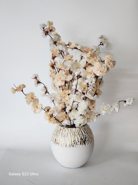 مزهرية زجاج ابيض محزز ذهبي مع ورد نوار