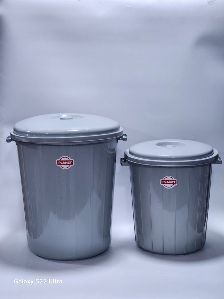 سطل نفايات بلاستيك مع غطاء