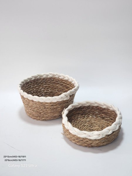 سلة قش دائرية