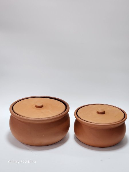 طنجرة فخار مع غطاء