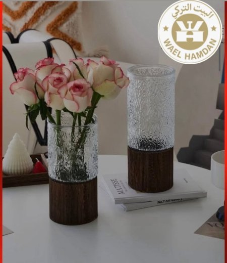 فازة زجاج بقاعدة خشب حجمين مختلفين