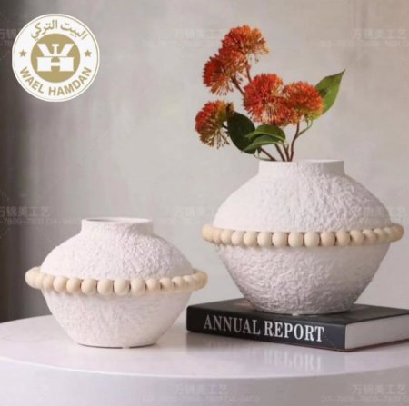 فازة بورسلان بحجمين مختلفين مع إطار مسبحة