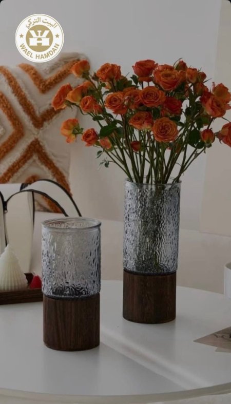 فازة زجاج بقاعدة خشب حجمين مختلفين