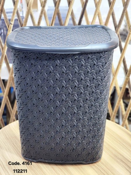 سلة غسيل مخرم مع غطاء