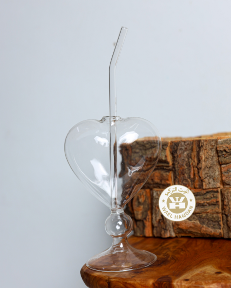 كاس عصير مع مصاصة شكل قلب