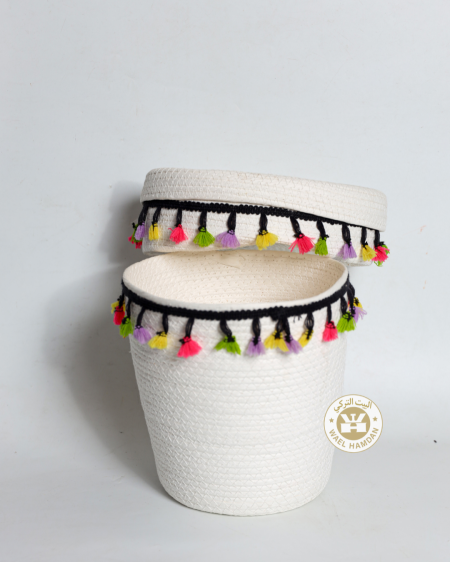 سلة مع علبة محارم