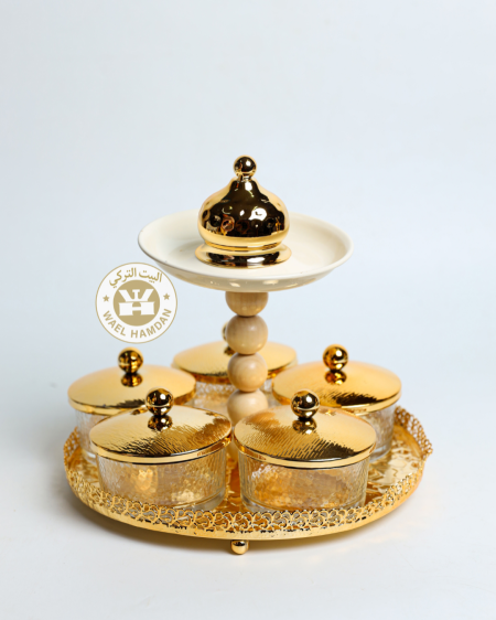 مضيفة مع 5 صحون مكسرات