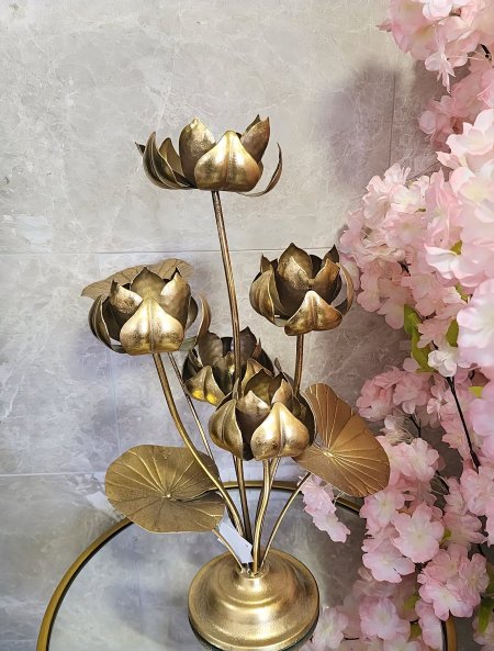 شمعدان لون نحاسي شكل ورد