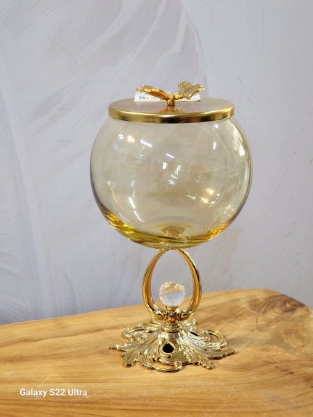 مضيفة زجاج للكاندي