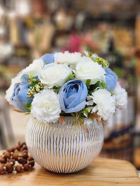 مزهرية زجاج مع ورد