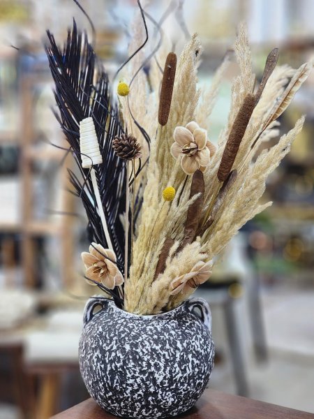 مزهرية جبصين مع ورد