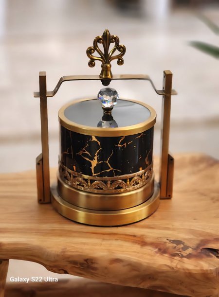 مضيفة زجاج اسود مع غطاء زجاج بيوتر