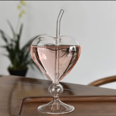 كاسة زجاج شكل قلب مع مصاصة