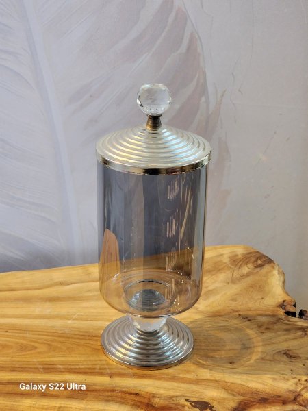 مضيفة زجاج للكاندي