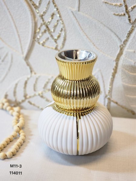 مزهرية زجاج ابيض محزز ذهبي طويلة