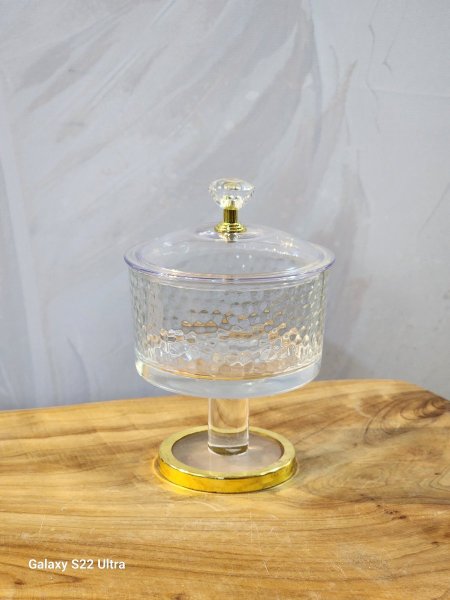 سكرية زجاج مع قاعدة