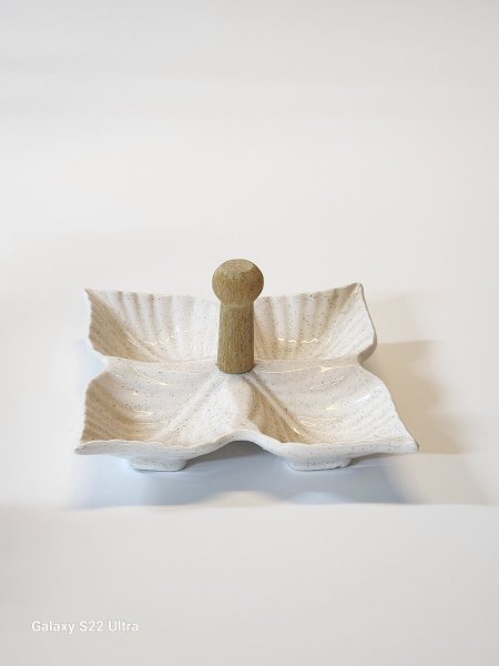 صحن بورسلان ابيض يد خشب