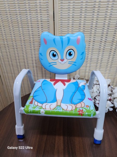 كرسي طفل حديد