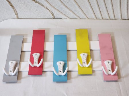 علاقة ملابس خشب