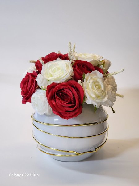 مزهرية مع ورد