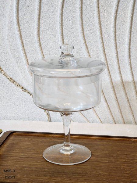 مضيفة زجاج مع غطاء رجل طويل