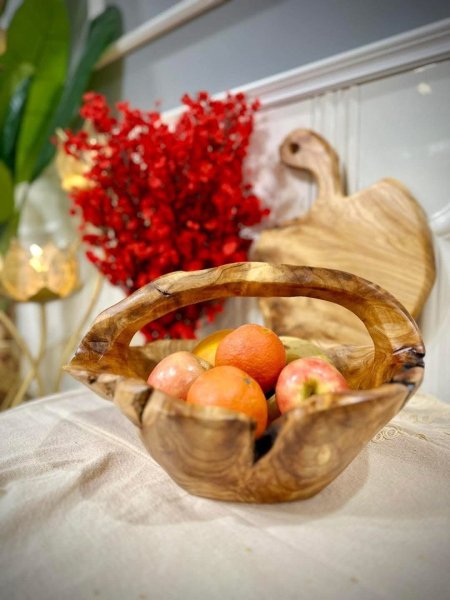 سلة فواكه مع يد خشب المانجا