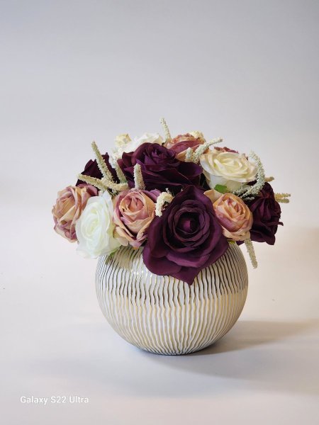 مزهرية زجاج مع ورد