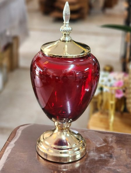 مزهرية زجاج احمر مع غطاء بيوتر