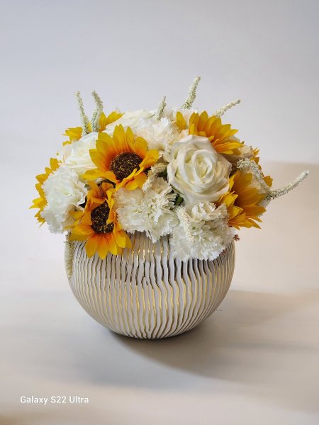 مزهرية زجاج مع ورد