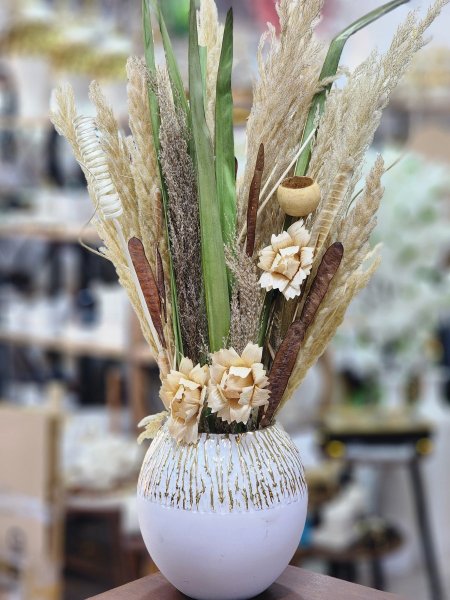 مزهرية زجاج مع ورد